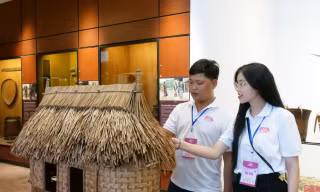 Đại biểu trẻ trải nghiệm nét đẹp văn hóa 54 dân tộc anh em