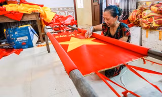 Làng may cờ Tổ quốc ở Hà Nội nhộn nhịp trước ngày Quốc khánh 2/9