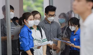 Hàng nghìn tân sinh viên háo hức đến trường nhập học 
