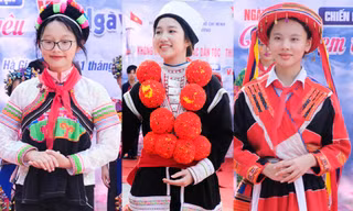 Người mẫu nhí trình diễn trang phục dân tộc nơi địa đầu Tổ quốc