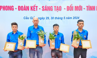 Trao Huy hiệu Tuổi trẻ dũng cảm tặng 4 thanh niên đập tường cứu người trong vụ cháy ở Trung Kính