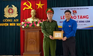 Trao Huy hiệu Tuổi trẻ dũng cảm cho thượng úy công an cứu người giữa dòng nước lũ