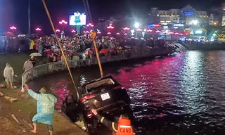 Ô tô lao xuống hồ Xuân Hương, 2 người tử vong