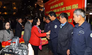 Bà Trương Thị Mai tặng quà cho người lao động trong đêm giao thừa ở Đà Lạt