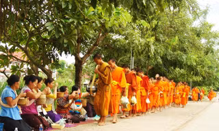 Đoàn tăng sĩ đi khất thực ở Luang Prabang