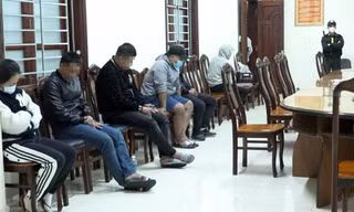 Cảnh sát trèo thang bắt sới bạc trong quán cà phê ở TP Đà Lạt