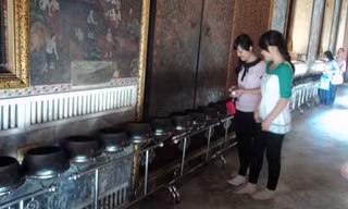 Dãy âu quyên tiền ở điện thờ lớn trong Wat Pho