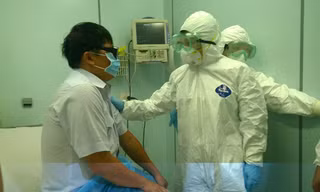 Người nghi mắc Ebola được cách ly trong tình huống giả định ở sân bay Tân Sơn Nhất. ảnh: L.N
