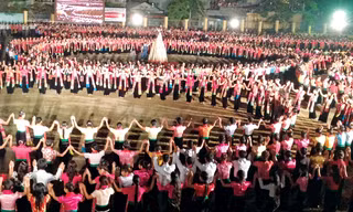 Vòng xòe kỷ lục 2013 người Thái ở Mường Lò. Ảnh: Tùng Duy