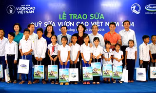 Quỹ sữa Vươn cao Việt Nam do Vinamilk tài trợ trao sữa cho con em gia đình thương binh liệt sĩ của Quảng Trị nhân kỷ niệm 67 năm ngày Thương binh liệt sĩ 27/7