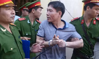  Sau phiên tòa, Dương Tự Trọng bị áp tải lên xe thùng về trại giam 