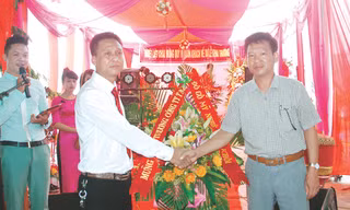 Ông Vũ Minh Khôi, Giám đốc Công ty TNHH đồ gỗ mỹ nghệ Minh Khôi (bên trái) đón nhận chúc mừng từ đối tác 