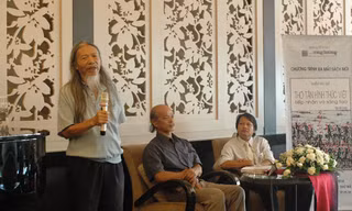 Các diễn giả trong ngày giới thiệu cuốn sách nghiên cứu đầu tiên về thơ tân hình thức tại TPHCM. Từ trái sang: Dịch giả Nguyễn Tiến Văn, nhà nghiên cứu Inrasara, nhà thơ Hồ Đăng Thanh Ngọc. Ảnh: T.N.A