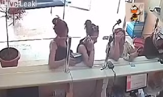 Hai cô gái dàn cảnh trộm hộp tiền
