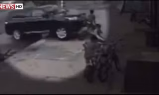 Thoát chết sau khi bị ôtô tông thẳng vào người