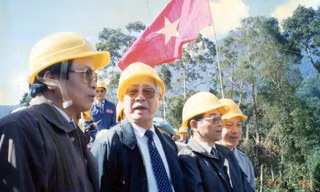  Thủ tướng Võ Văn Kiệt ngày đó (thứ 2 từ trái sang) thường xuyên xuống công trình kiểm tra tiến độ dự án đường dây 500KV. Ảnh: T.L