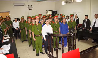 Năm 2014, bị cáo Dương Chí Dũng (áo trắng) và các đồng phạm đã bị xét xử về tội tham ô tài sản. Ảnh: Nguyến Tấn