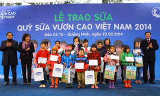 Bà Nguyễn Thị Kim Ngân (thứ 2 từ trái qua), Phó Chủ tịch Quốc hội và bà Bùi Thị Hương, Giám đốc đối ngoại Vinamilk tặng sữa cho trẻ em nghèo tại huyện đảo Cô Tô