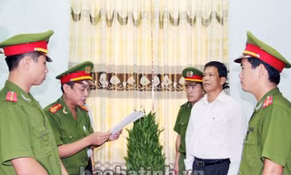 Cơ quan điều tra đọc lệnh bắt tạm giam ông Trần Ngọc Sơn. Ảnh: Báo Hà Tĩnh