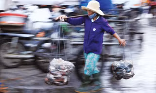 Tất tả mưu sinh trong đêm lạnh giữa Đà thành ngày cận Tết. ẢNH: NGUYỄN HUY