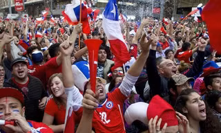 CĐV Chile nhuộm đỏ quảng trường, mừng chiến thắng Tây Ban Nha
