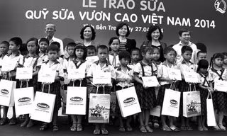 Bà Nguyễn Thị Kim Ngân - Ủy viên Bộ Chính trị, Phó Chủ tịch Quốc hội, Bà Phạm Thị Hải Chuyền - Ủy viên BCH Trung ương Đảng, Bộ trưởng Bộ Lao động - Thương binh và Xã hội, đại diện lãnh đạo tỉnh Bến Tre và Bà Bùi Thị Hương - Giám Đốc Đối ngoại Vinamilk tr