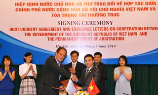 Thứ trưởng Bộ Ngoại giao Hồ Xuân Sơn thay mặt Chính phủ Việt Nam và Tổng Thư ký PCA Hugo Hans Siblesz thay mặt PCA ký Hiệp định nước chủ nhà và Thư trao đổi về hợp tác giữa Chính phủ Việt Nam và. PCA Ảnh: TTXVN 