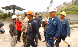 Công nhân, chuyên gia nhà máy vàng Phước Sơn nghỉ làm việc vì nhà máy bị dân bao vây đòi nợ hồi tháng 12/2013. Ảnh: Nguyễn Thành 