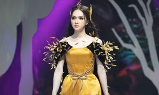 Giữa nhiều thị phi, Hương Giang vẫn tự tin làm vedette sải bước trên sàn catwalk