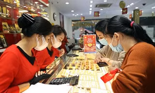Giá vàng giảm trước ngày vía Thần tài, USD 'rơi' tự do 