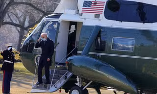 Tổng thống Mỹ Joe Biden chào một lính thủy đánh bộ sau khi hạ cánh xuống Nhà Trắng vào ngày 8 tháng 2 năm 2021.