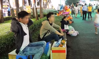 Có những bạn trẻ "trốn" Tết gia đình, ở lại thành phố kiếm thêm tiền chi tiêu. 