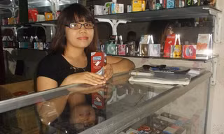 Nguyễn Thị Hồng tại cửa hàng đồ chơi người lớn ở Vũ Hữu, Q.Thanh Xuân.