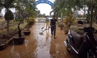 Nước lũ rút, dân Quảng Trị vật lộn với bùn non