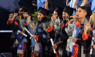 Lễ trưởng thành 'từng không dám mơ' của học trò mồ côi vì COVID-19