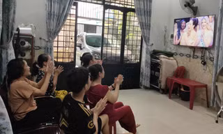 Cả xóm kéo đến nhà Hoa hậu Thanh Thủy ở Đà Nẵng 