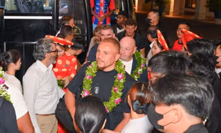 Hai huyền thoại bóng đá Wes Brown và Teddy Sheringham đến Đà Nẵng