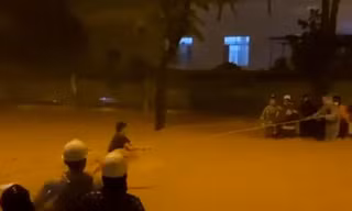 Căng dây giải cứu người dân Đà Nẵng giữa dòng nước dữ trong đêm