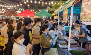 Chợ đêm lớn nhất Đà Nẵng nhộn nhịp sáng đèn, hàng quán kín bàn