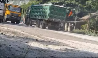 'Binh đoàn' xe quá tải cày nát đường, qua mặt CSGT tại vùng giáp ranh Hà Nội - Hòa Bình 