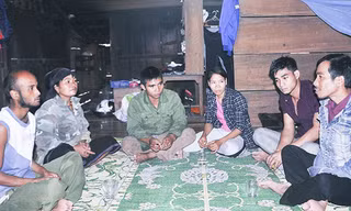 Các nạn nhân nghèo thôn A Liêng tố cáo bị cán bộ xóa đói giảm nghèo Nguyễn Văn Dũng lừa đảo chiếm đoạt tiền. Ảnh: Q.H.