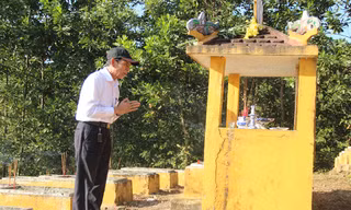 Ông Phùng Quýt thăm viếng khu mộ vô chủ chiều cuối năm.
