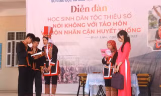 Học sinh dân tộc thiểu số tham gia diễn đàn bình đẳng giới