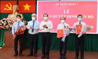 Bí thư Thành ủy TPHCM Nguyễn Văn Nên trao quyết định cán bộ