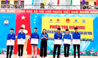 Tuyên dương nhóm nam sinh dầm mình trong mưa cứu người bị nước lũ cuốn trôi