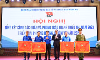 Tặng bằng khen nhiều cá nhân xuất sắc tuyên truyền công tác Đoàn và phong trào thanh thiếu nhi