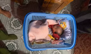 Bé trai sơ sinh bỏ rơi trước cổng nhà vợ chồng hiếm muộn