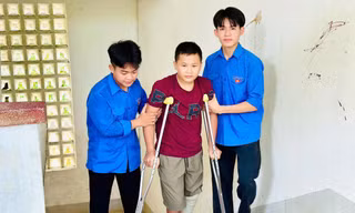 Thanh niên nấu cơm miễn phí, dìu thí sinh gãy chân vào phòng thi