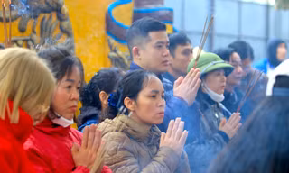 Cúng vàng thỏi, ngựa giấy ngày vía Thần Tài ở ngôi đền nổi tiếng linh thiêng