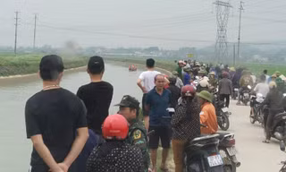 Hàng trăm người tìm kiếm cụ ông rơi xuống sông Đào mất tích
